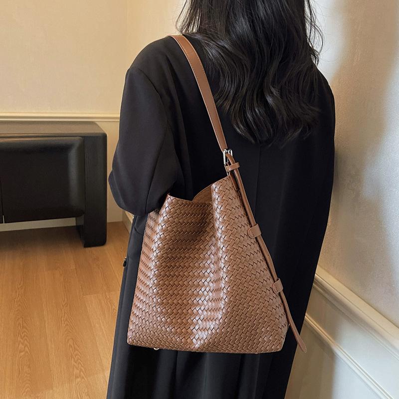 Large-capacity Bags for Women's Autumn and Winter Versatile 2025 New Simple One-shoulder Messenger Child and Mother Bags Are Popular This Year. Bucket