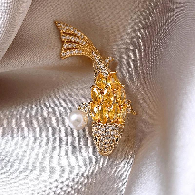 Koi Pearl Brooch for Women with A Sense of High-end and Light Luxury Design Is A Niche Chest Flower Brooch Accessory