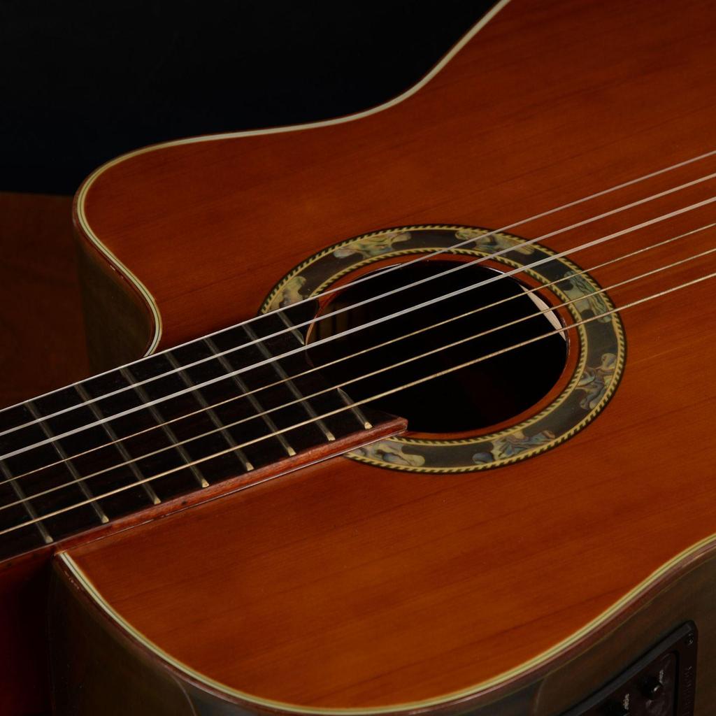 Pevná vrchní deska, Akusticko-elektrická klasická kytara, Výřez (Cutaway), Červený smrk, Nylonové struny, Pokročilá hra, Unisex