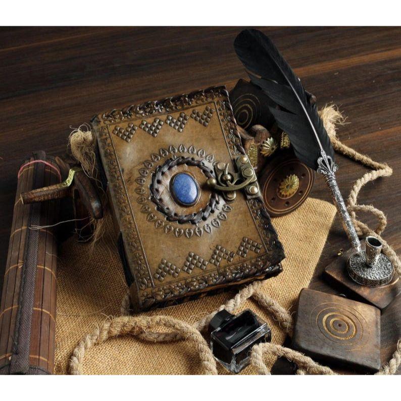 Tłoczony Vintage Skórzany Dziennik z Kamieniem Lapis Lazuli Księga Cieni Grimuar Ręcznie Robiony Szkicownik Wiccańska Księga Czarów Prezent Zamek Artbook