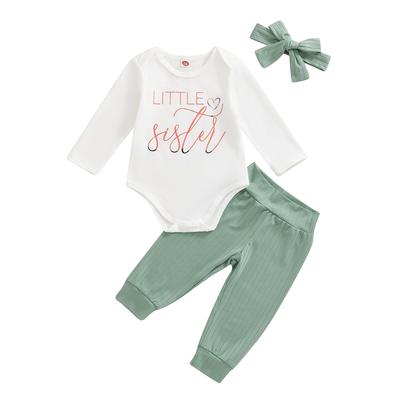 3-teiliges Baby Mädchen Set Buchstabenprint Langarm Rundhals Strampler Gestreifte Hosen Haarband Outfits
