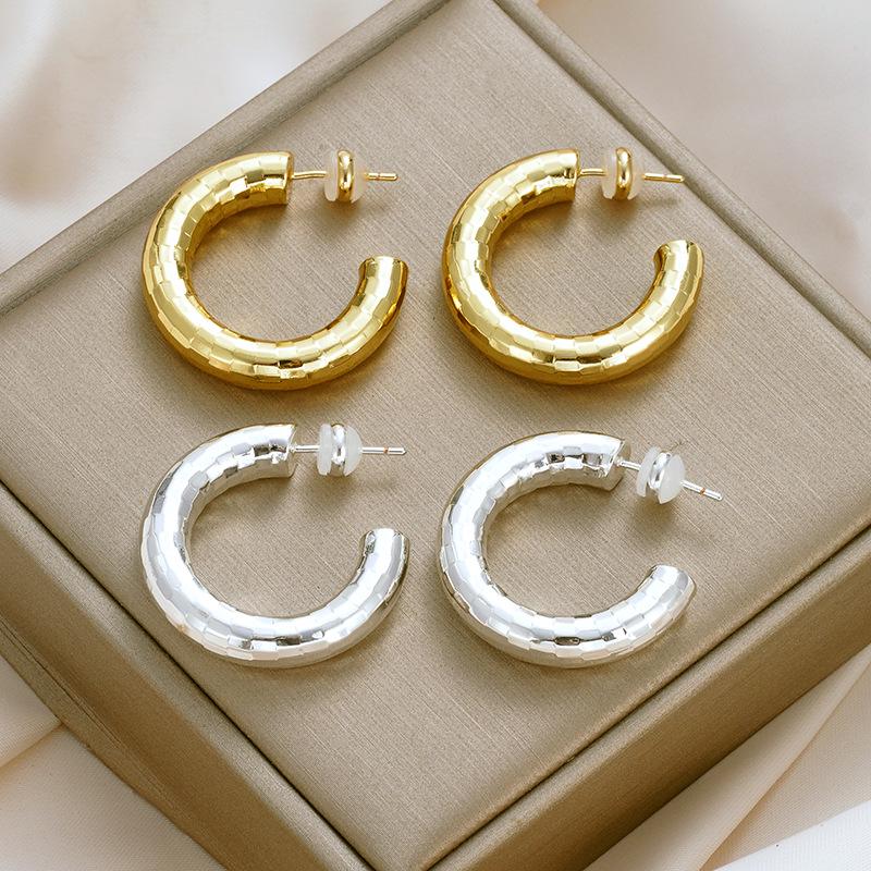 Elegant C-Shaped Earrings: Fashionable Geometric Hoops In Gold or Silver. Perfect for Commuting, Offering a Versatile, Lightweight Luxury Style.