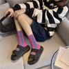 Neuer europäischer Trend: Mittellange Socken mit kontrastierenden Farben und vertikalen Streifen, doppelt genäht, aus Baumwolle