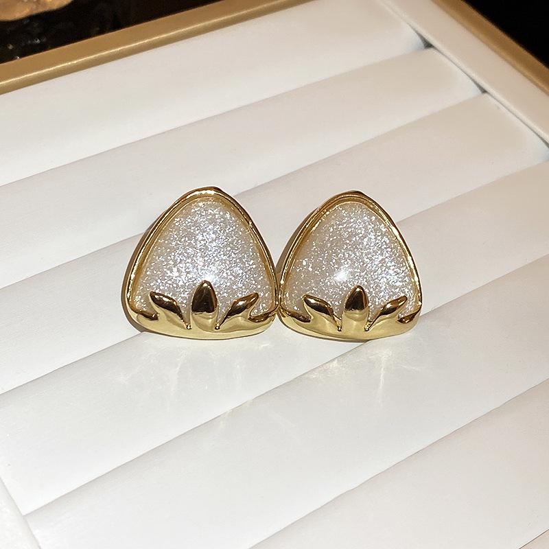 

Серебряные иглы со сверкающими клубничными треугольными серьгами, европейские и американские индивидуальные серьги-гвоздики, нишевые темпераментные серьги высокого класса