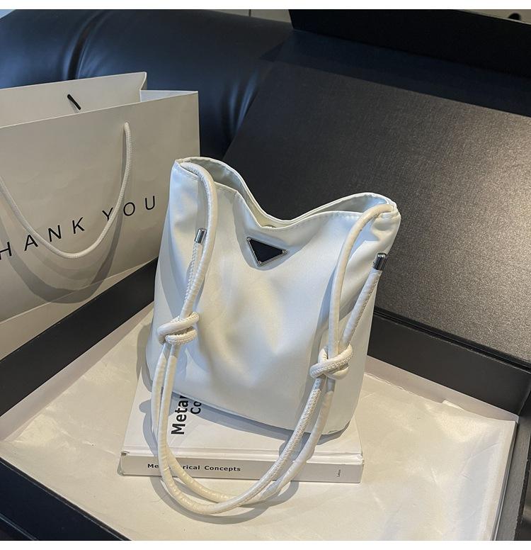 

This year s popular nylon cloth bag large capacity 2025 new women s bag versatile casual shoulder messenger bucket bag белый