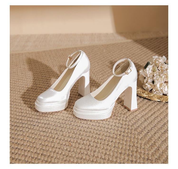 Bílé saténové platformové svatební lodičky ve stylu Mary Jane s kulatou špičkou a robustním podpatkem pro ženy, pohodlné svatební boty.
