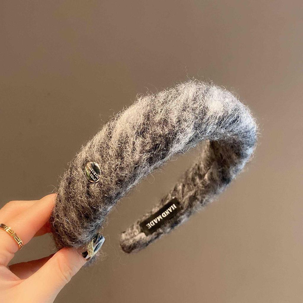 Women's Korean-Style Woolen Headband: Chic Autumn/Winter Accessory, Versatile Hair Clip for Outings, Enhances High Forehead Styles