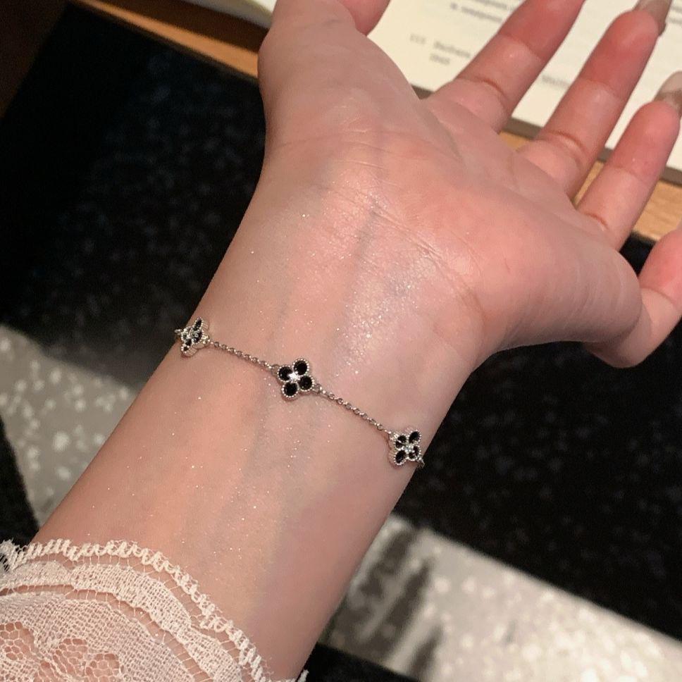 Позолоченный браслет-цветок с цирконами: Роскошное, универсальное украшение для рук с нишевым дизайном