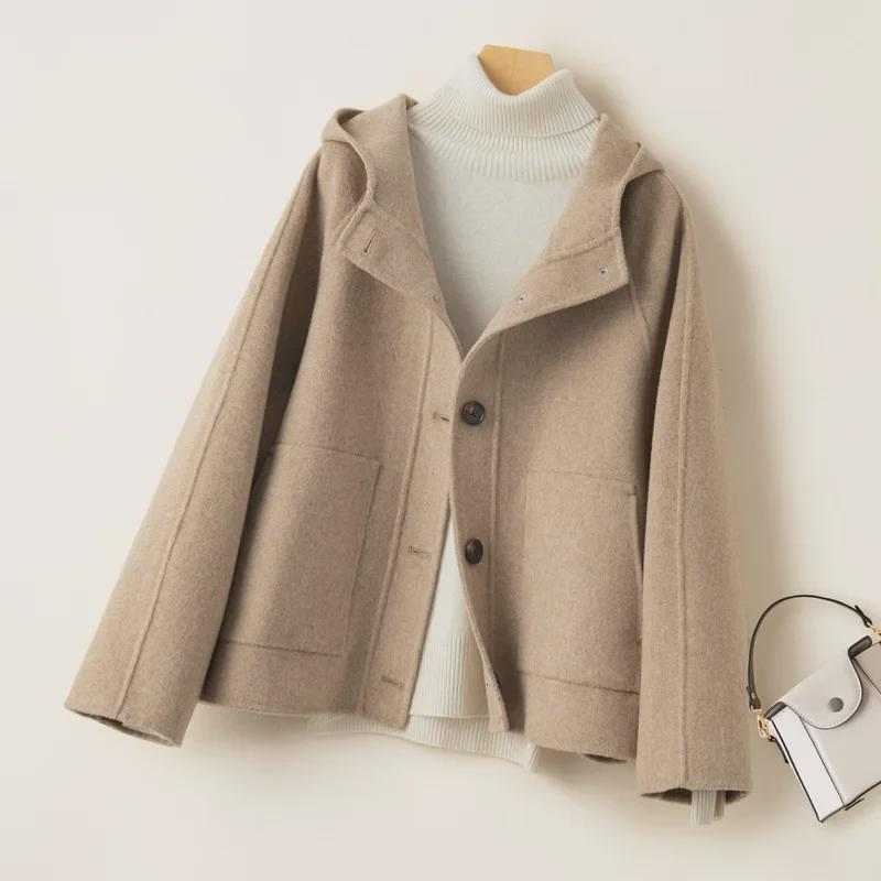 Dámský černý vlněný kabát s kapucí ve stylu Hepburn pro drobnější postavy - Krátký, oboustranný pro podzim/zimu 2024