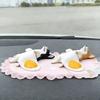 Yousheng Cão Fofo Decoração de Painel de Carro Mini Cão Dormindo com Colcha de Ovo Frito Ornamento para Mesa de Escritório Decoração de Interior de Carro