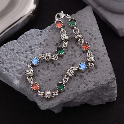 Ein stilvolles und farbenfrohes thailändisches Kristall-Silberarmband, ein perfektes Stück Damenschmuck und ein passendes Geburtstagsgeschenk für eine Frau.