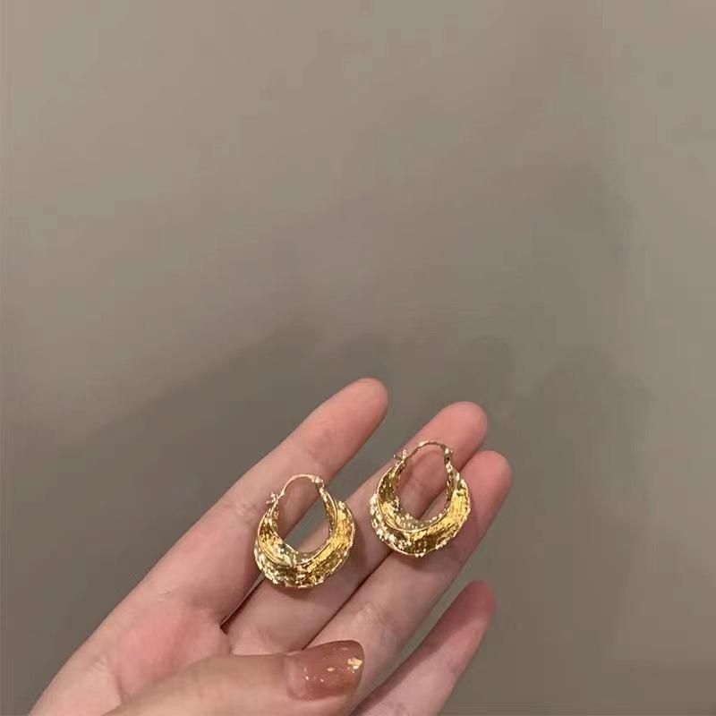 French Retro Metal Pleated Hoop Earrings - Minimalist Cold Style Design.