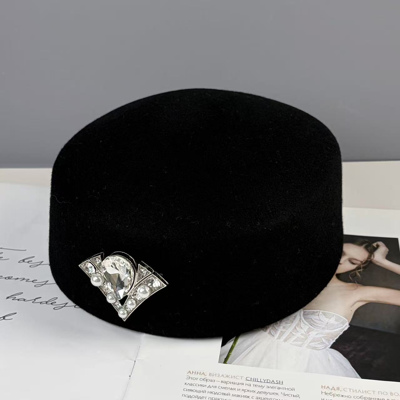 

2026 New British Retro 100% Wool Flash Diamond Fedoras Hat Women s French High-End Flat Beret Elegance Niche Design Pillbox Hat 56-58cm чорний