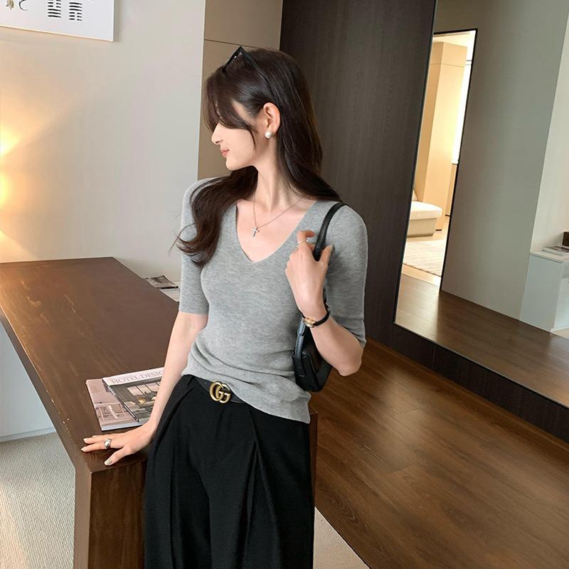 A Charming and Elegant Slim-fitting Mid-sleeve Sweater for Women Unique and Beautiful Inner Layering Top for Spring and Autumn