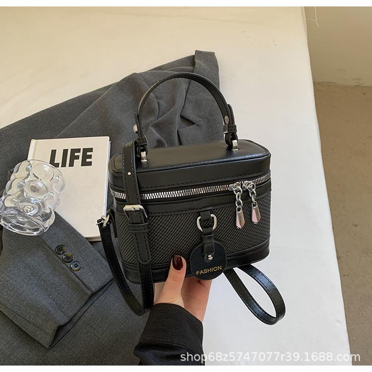 

Bag Women s 2025 Summer New Korean Edition Fashion Shoulder Bag Niche Premium Trend Casual Messenger Small Square Bag чёрный