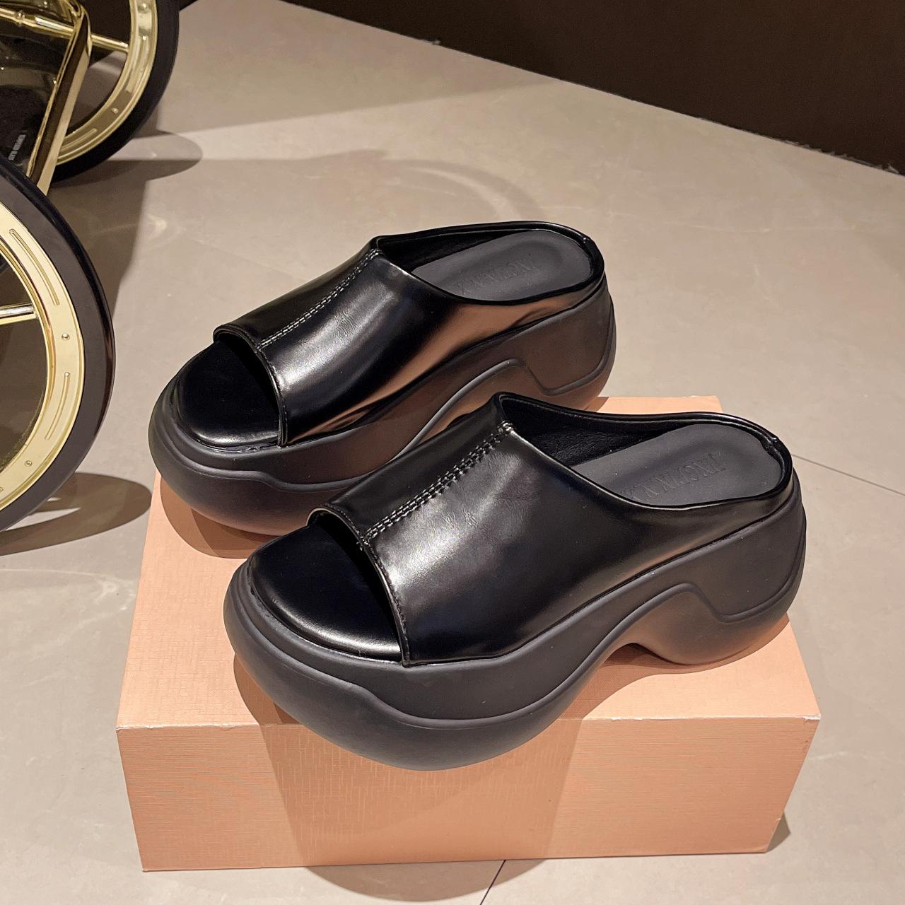 

Модные универсальные интернет-знаменитости белые тапочки с утолщенной подошвой с одним символом женская летняя одежда 2025 года новые супер огненные сандалии 39