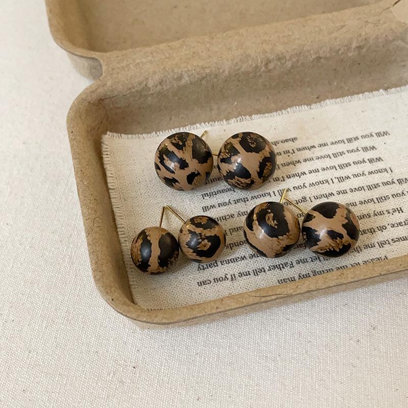 Nischen-Designgefühl Leopardenmuster Harz-Kugelstecker Ohrringe Damen Maillard Retro Leichter Luxus Mode Vielseitige Ohrringe