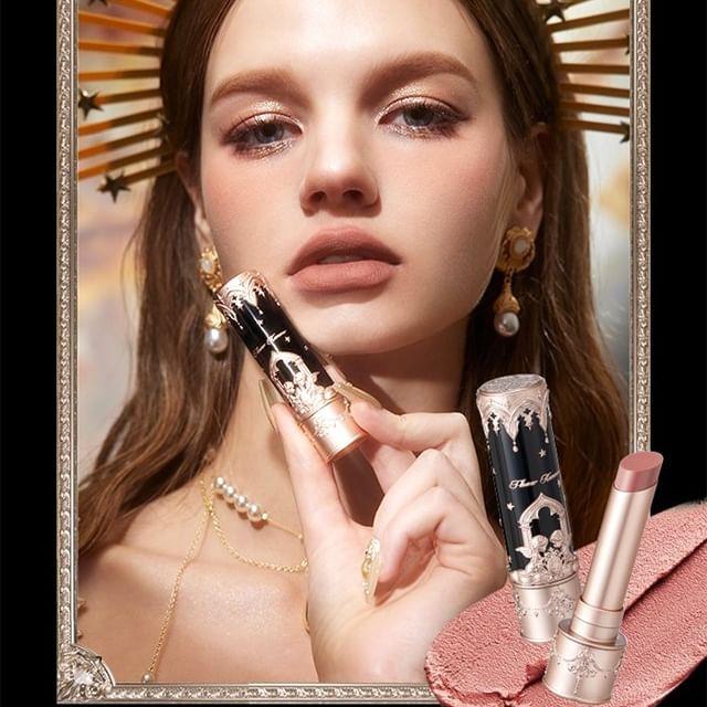 

Flower Knows - Матова помада Чорний Янголятко - 3 кольори (7-9) #C07 Golden Wheat - 3.5g