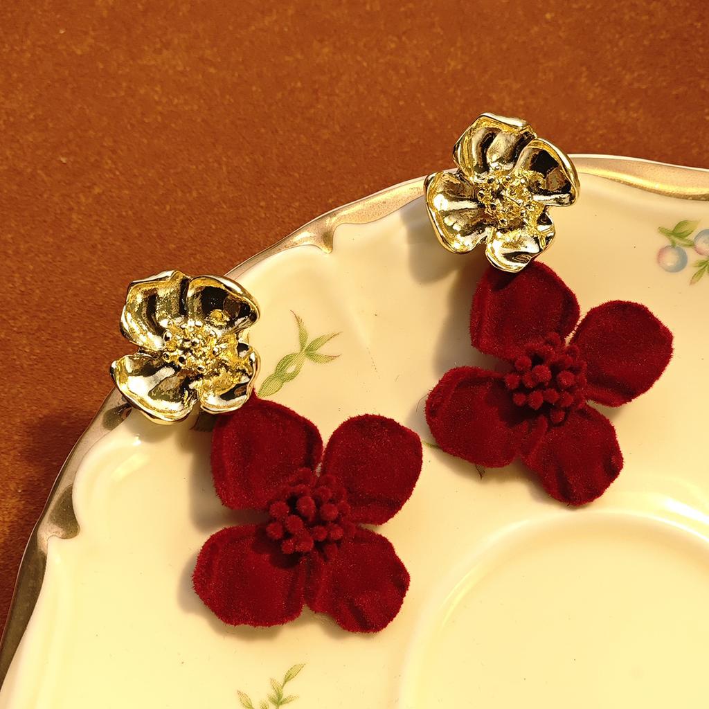 French Flocking Pleated Flower Stud Earrings For Women, Autumn And Winter Retro Light Luxury Ankola Red Temperament Earrings