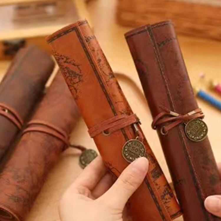 1PC Kreative Schatzkarte Retro Federmäppchen Leder Große Kapazität Rolle Bleistiftbeutel Geprägte Schnalle Einfache Schreibwaren Box Rolle Po