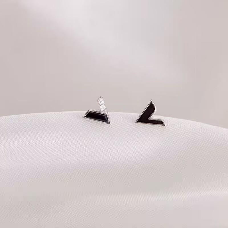 V-Shaped Geometric Stud Earrings for Women - Simple, Cool, Stylish, Versatile Needle Earrings