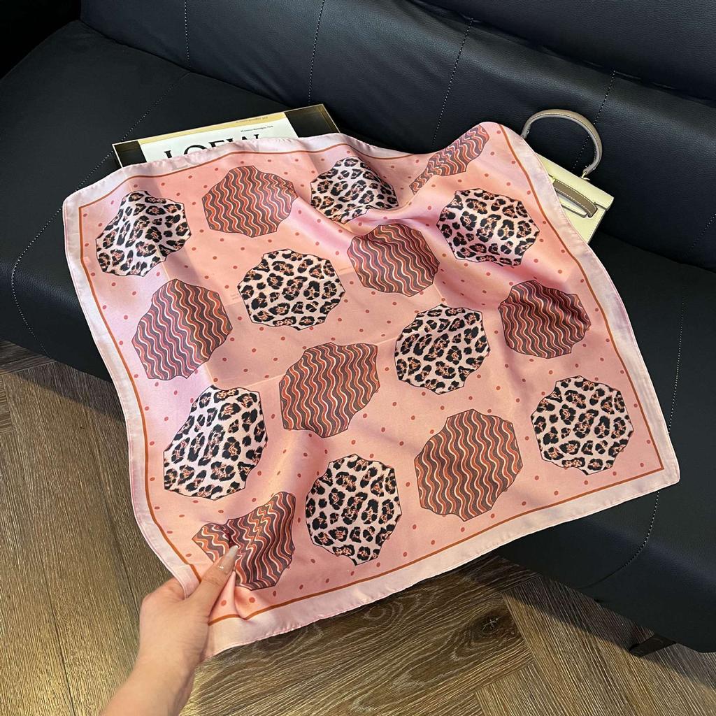 Simulated silk women's small square scarf, Korean cashew nut leopard print small silk scarf, headscarf, four-season scarf, professional scarf.
