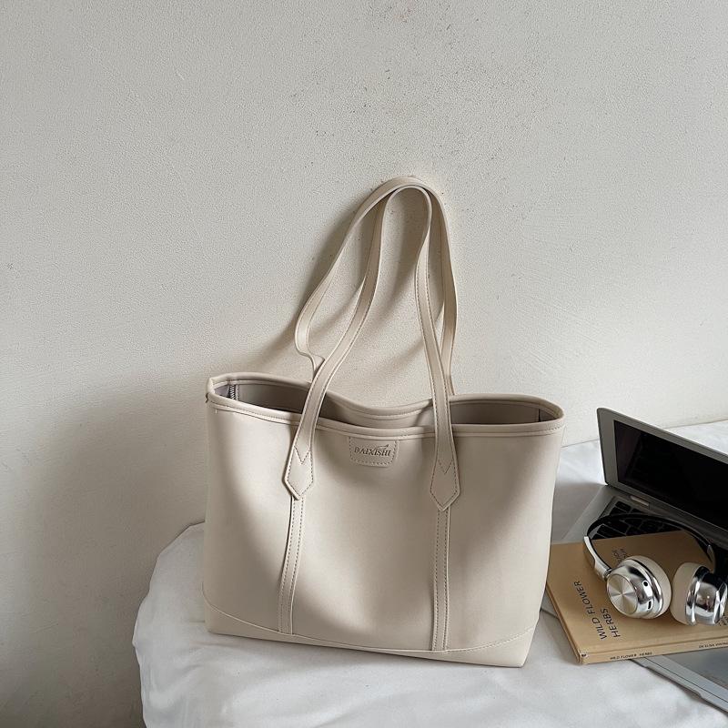 

Versatile large-capacity commuter bag women s new fashion premium shoulder bag