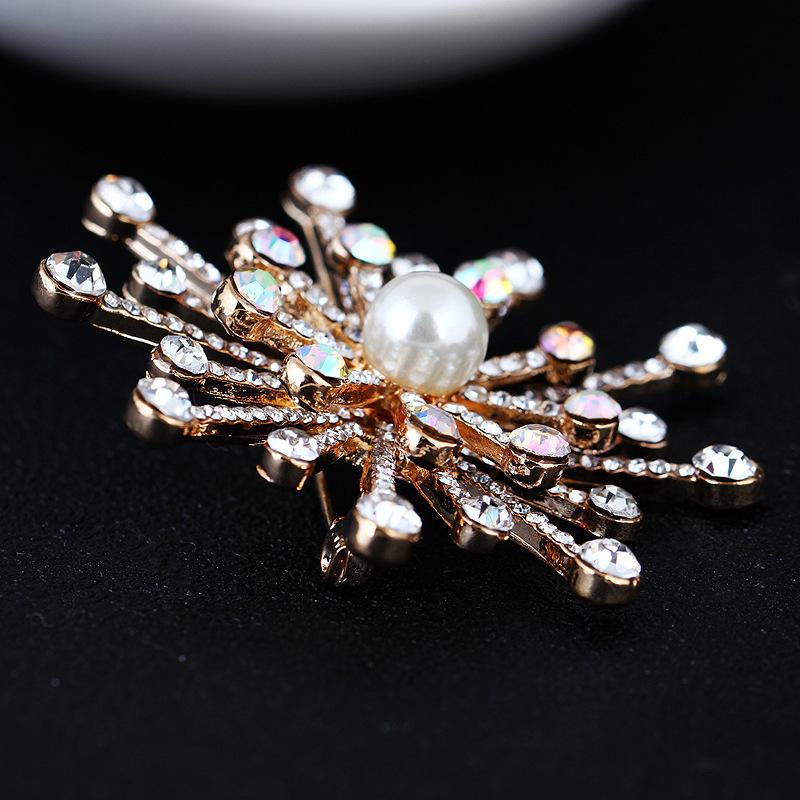 Fashion Alloy Three-dimensional Pearl Snowflake Brooch Pin Corsage Flower Female Clothing Accessories Long-Lasting Color Exquisite Brooch BFF Gift
