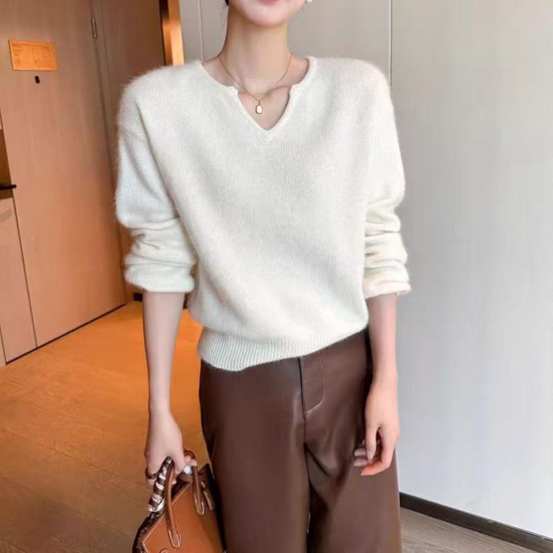Women's Early Autumn Red V-Neck Cashmere Sweater with French-Style Bubble Sleeves - Loose, Short, Wool Pullover