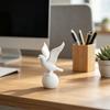 Figurină Pasăre Albă Imprimată 3D Pasăre Mică a Păcii pe Glob Statuetă Mică Sculptură Decorativă Pasăre pentru Decor Interior Birou Raft