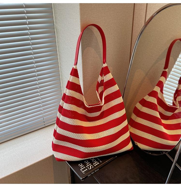 

Корейская версия полосатой контрастной плетеной сумки большой вместимости, новая сумка-тоут через плечо, повседневная ленивая сумка для通勤, литературная сумка подмышку