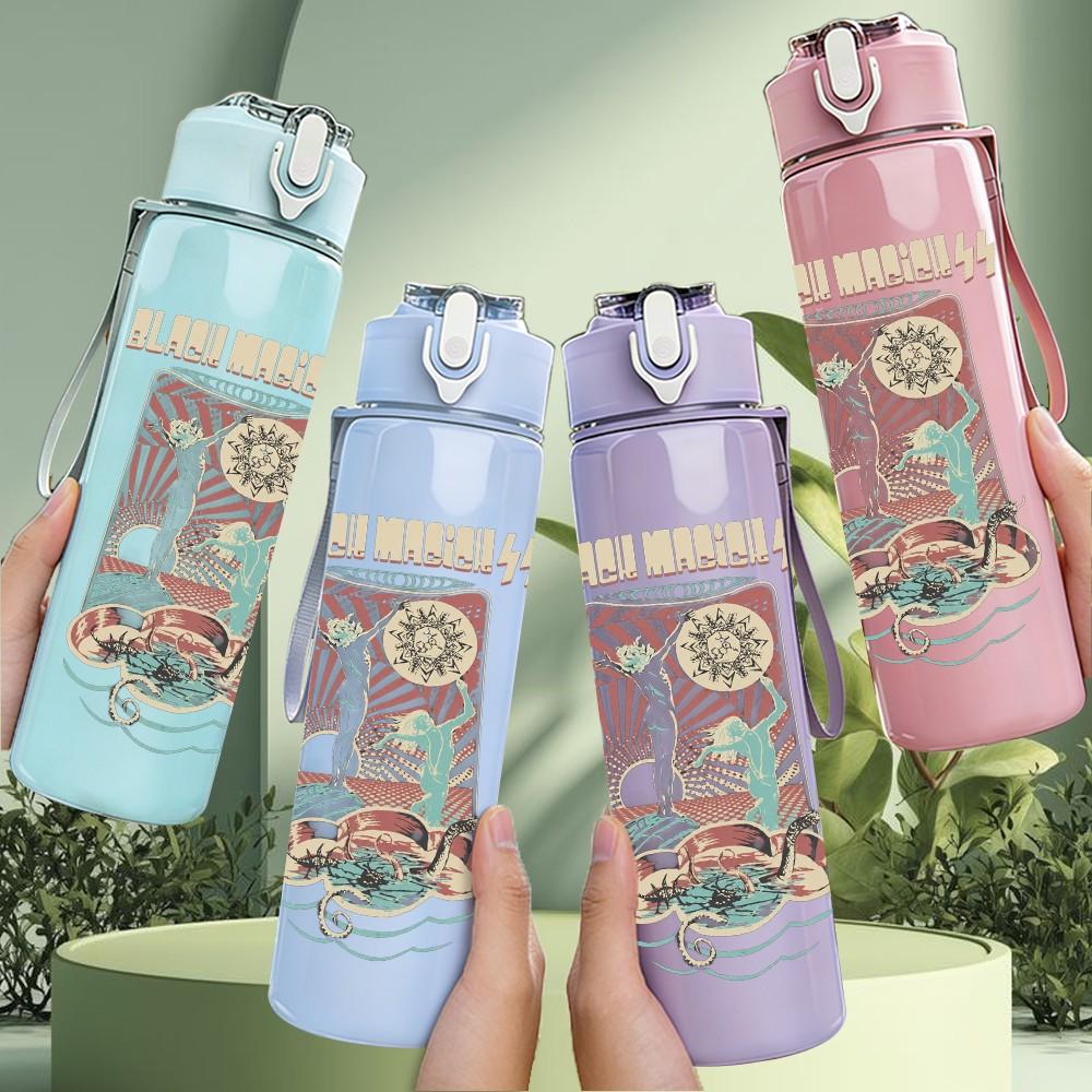 1PC Faint vertical band sketch print 750ml colorful plastic sports water bottle leakproof pop up lid with straw for outdoor work home use