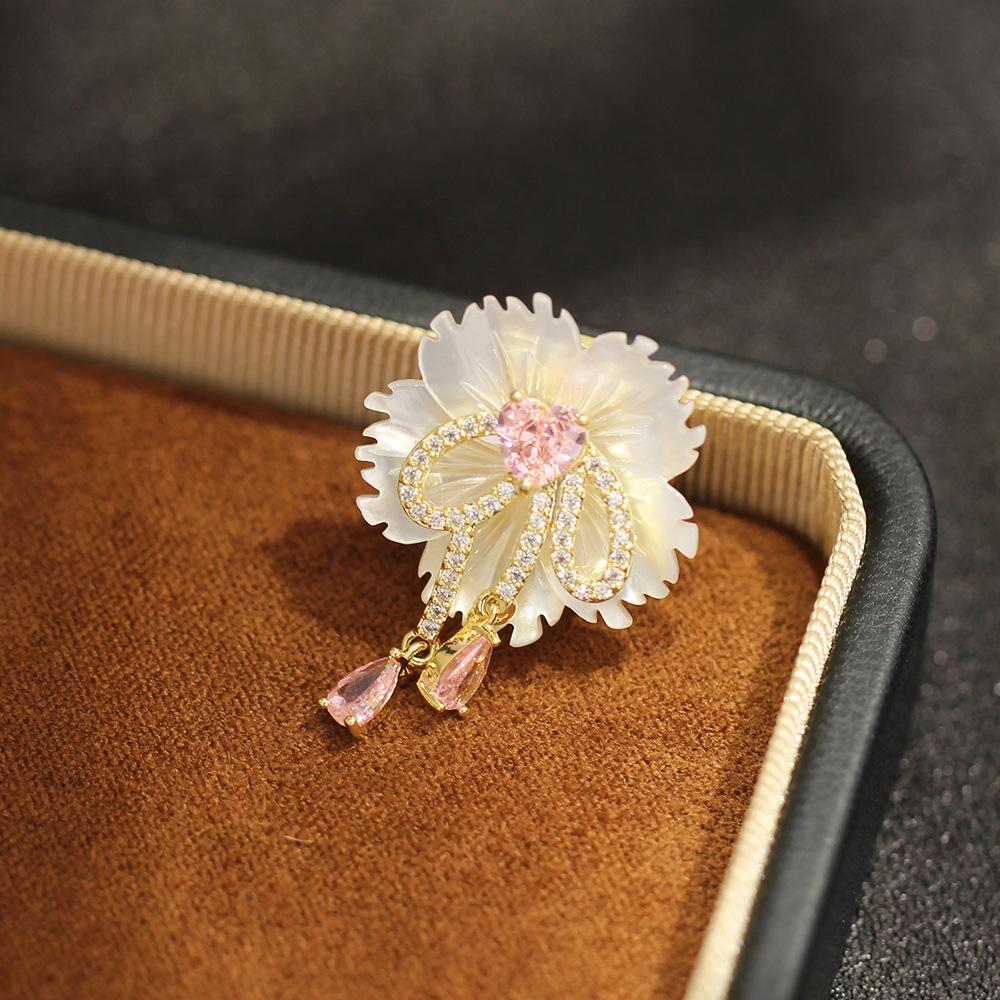 Высококачественный темперамент Сладкий инкрустированный камень Бант Бесшовная магнитная пряжка Высококачественный натуральный рябчик Гравированный всасывающая пряжка Женский