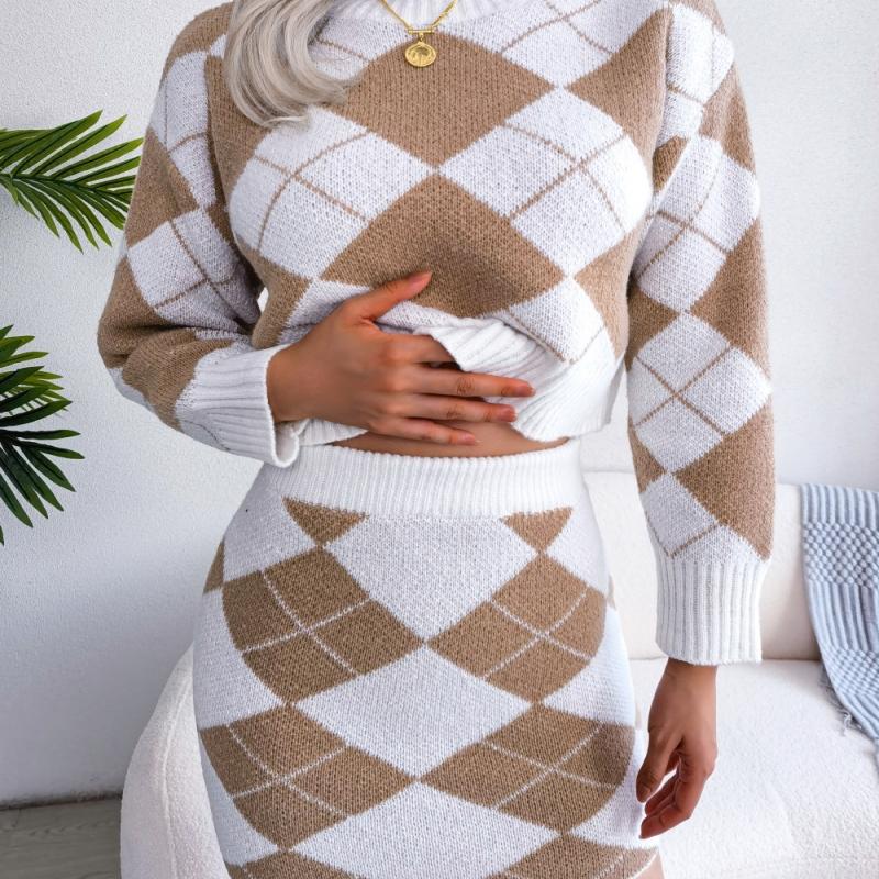 

Женский свитер контрастного цвета с кольцами на пупке, юбка, повседневный костюм