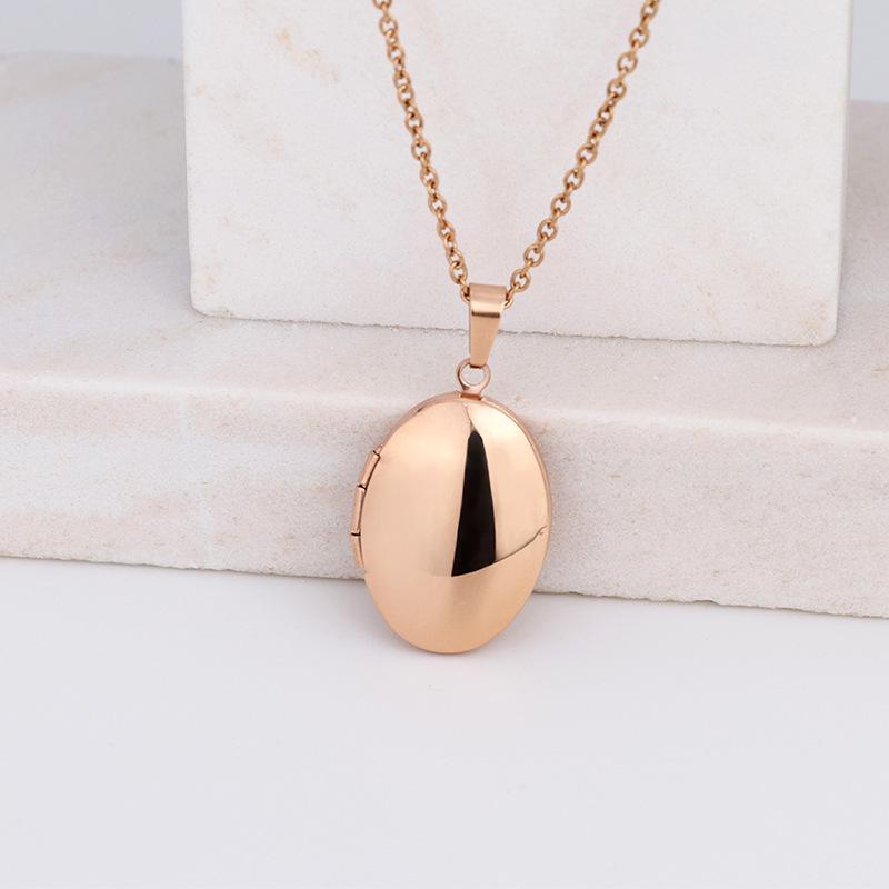 Retro Oval Clavicle Chain Locket Necklace with Engraved Pattern