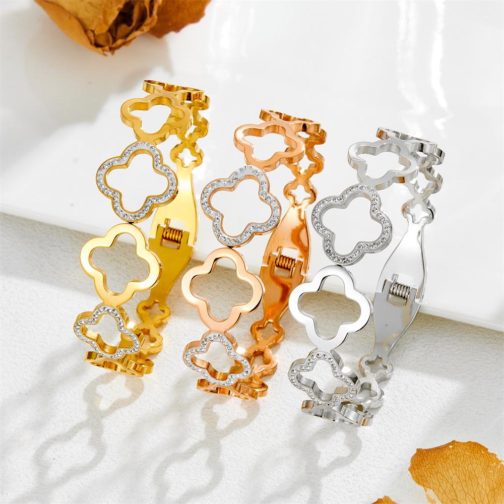 2026 New Hollow Four-leaf Clover Bracelet, High-end Sense Diamond-encrusted Bracelet, Light Luxury Temperament, Fashionable and Versatile.