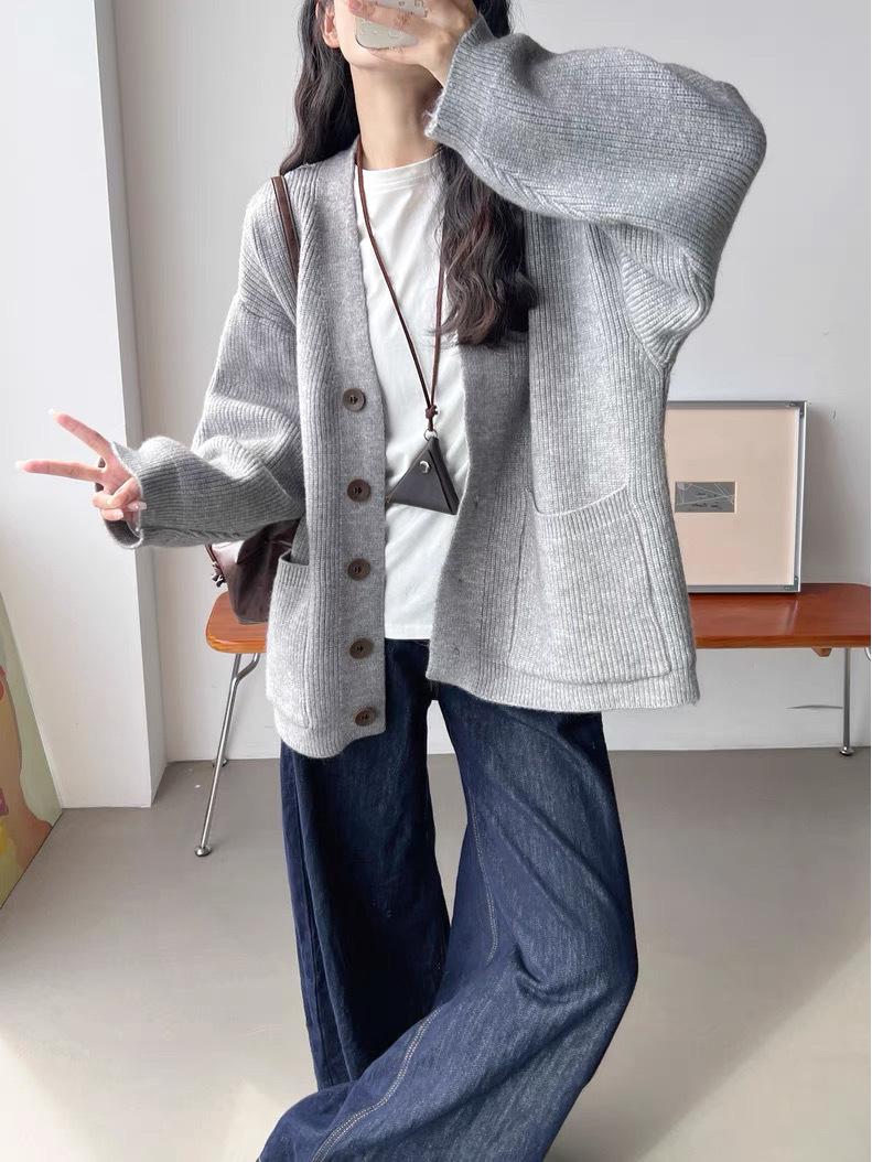 

Новый женский уютный вязаный кардиган с V-образным вырезом и карманами - Осень/Зима, средней длины, свободного кроя One Size Fits 80-130 серый