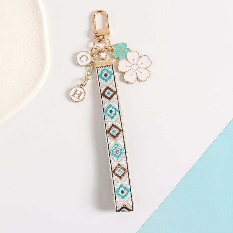 Милый клетчатый узорчатый брелок для ключей с модной буквенной цепочкой — фото 6