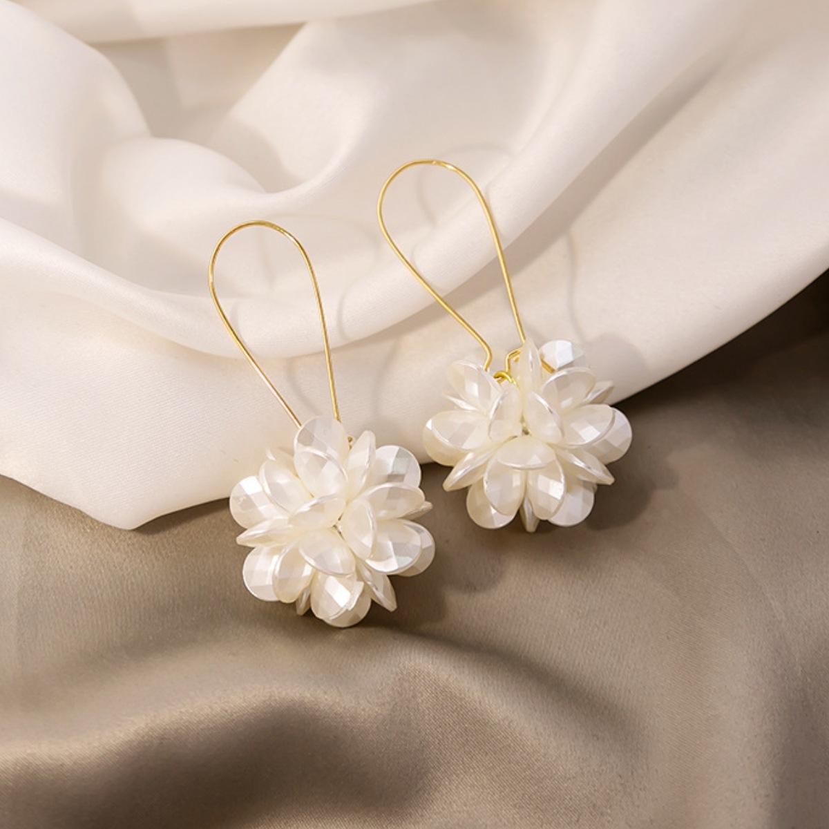 

Temperament White Pearl Petal Ball Drop Dangle Earrings for Women Exquisite Fashion Korea Earring Jewelry Accessories Gift белый