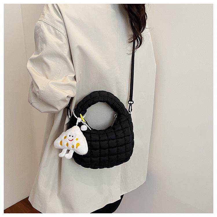 Modna marszczona torebka chmurka dla dzieci – Pikowana torebka crossbody na zamek z haftem