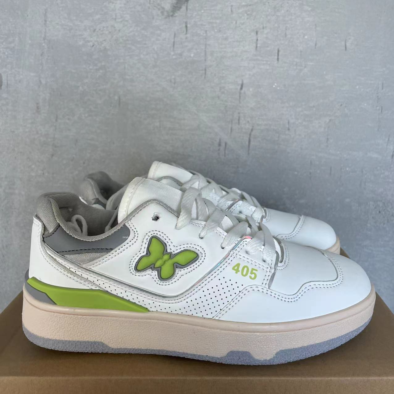 

2024 Мужские и женские трендовые баскетбольные кроссовки на воздушной подушке с амортизацией и высококачественная спортивная обувь для бега 40