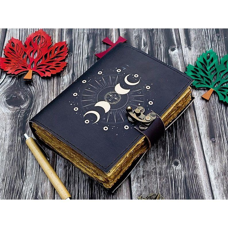 

Кожаный журнал Луны ручной работы с антикварной бумагой декле для мужчин женщин подарки на день рождения скетчбук для путешествий книга теней гримуар ручной работы 7 x 5 in