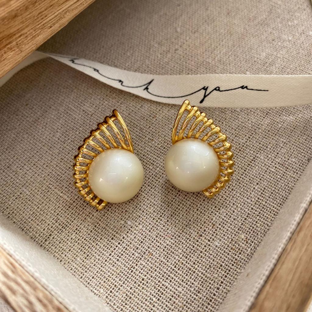 White Round Imitation Pearl Earrings for Women Golden Color Hollow Out Metal Side Stud Earrings Wedding Party Fashion Jewelry