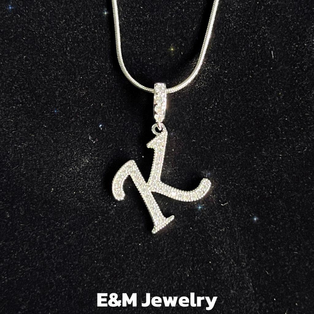 Königliches Hof-Halsband inspiriert von Mean Girls - Set mit Anhängern: Kreuz, Krone & römische Ziffern, vollständig besetzt mit Zirkonia - Luxuriöser, vergoldeter Kupfer-Choker für Damen