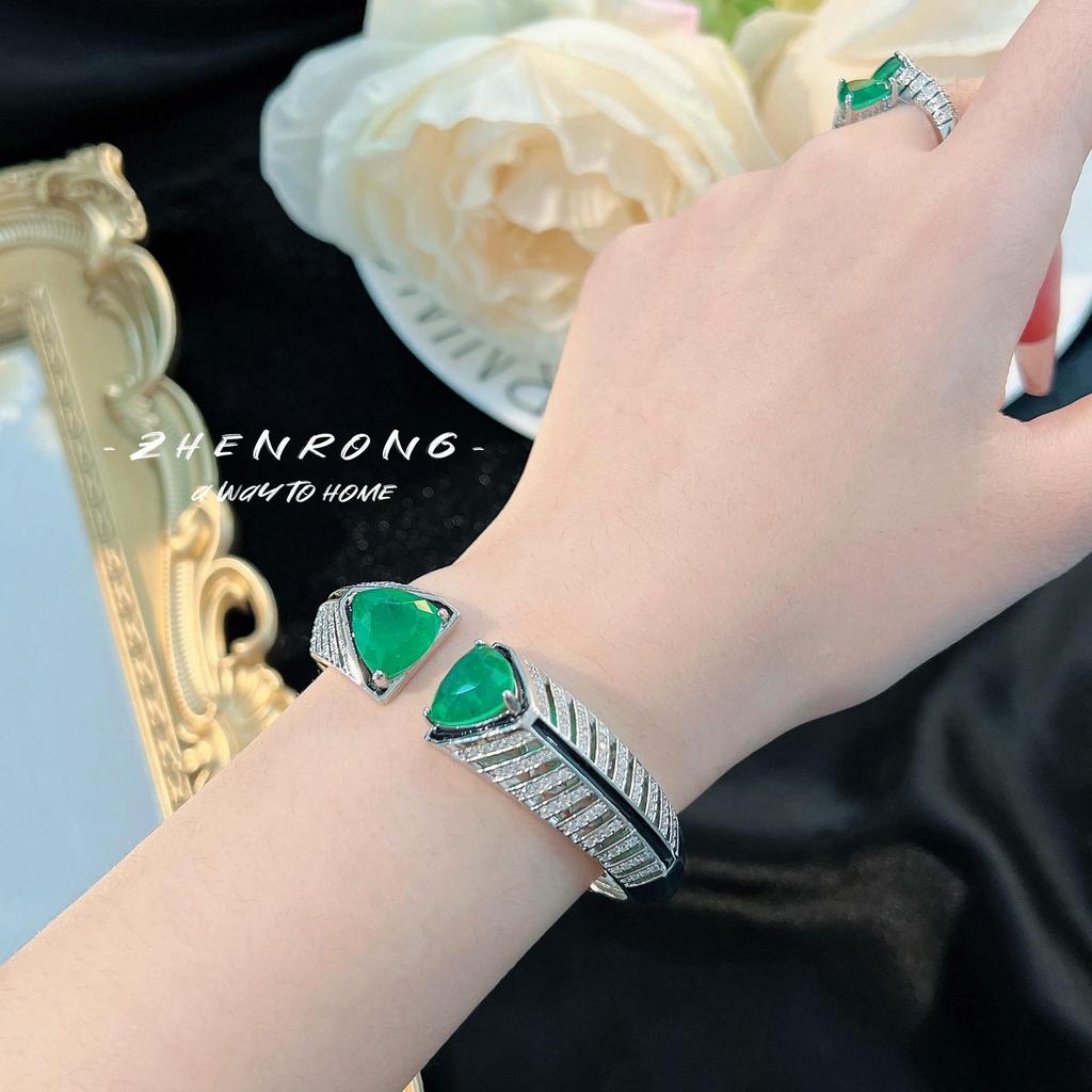 Luxurious Art Deco Women's Emerald Cotton Ring and Colombian Muzo Green Crackle Bracelet