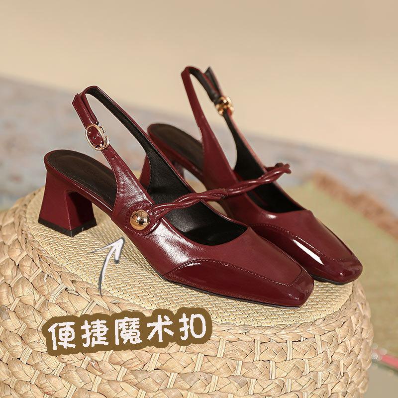 One Word with Bag Head Sandals Women's Thick Heel Summer 2025 New Middle Heel Square Head Rear Empty Single Shoes Red High Heels