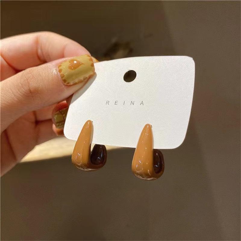 Wind fashion versatile stud earrings women's hot-selling high-end temperament trendy earrings street stall night market explosion
