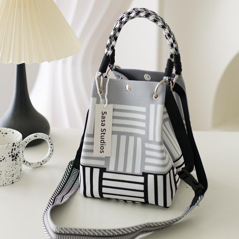 Stilvolle japanisch-koreanische Strickhandtasche: Große Tragetasche & Tragbare Pendel-Quadrat-Tasche