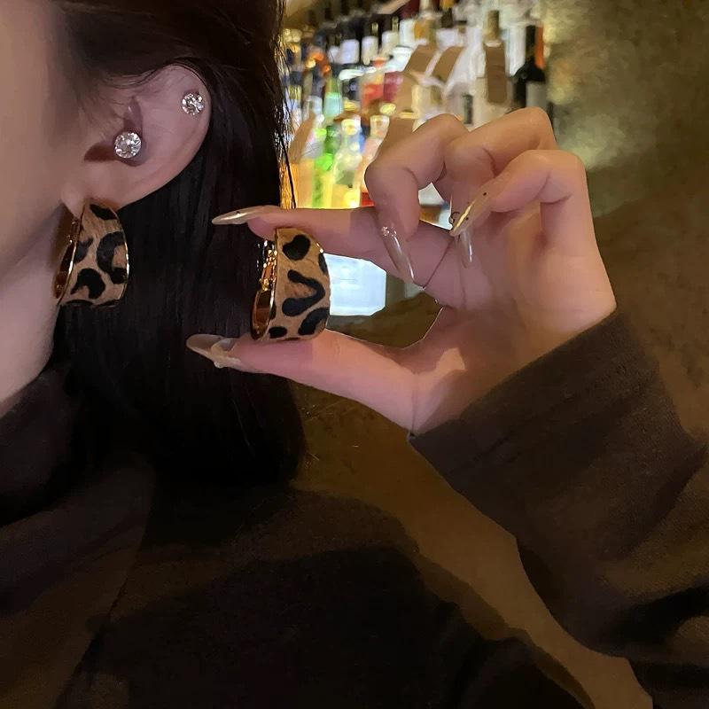 High-End Retro Leopard Print Herzohrringe - Silber Stecker Nische Maillard Stil für Damen