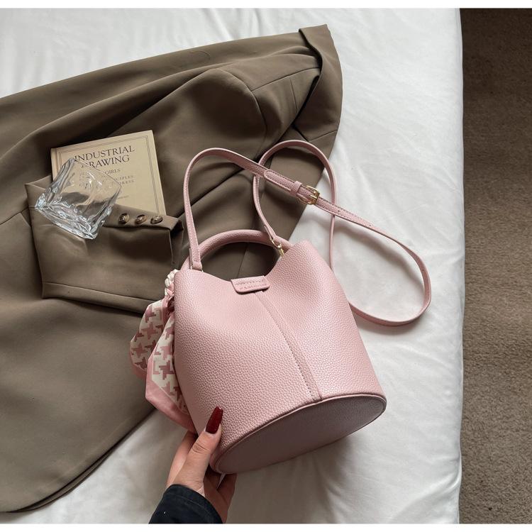 Popular temperament portable bucket bag 2025 spring new high-end messenger bag popular fashion women's shoulder bag